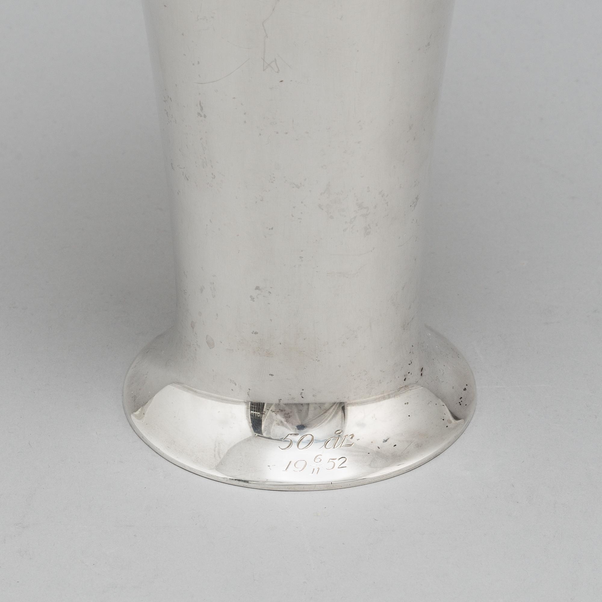 CG HALLBERG, a silver vase, 1910, 456 gram.