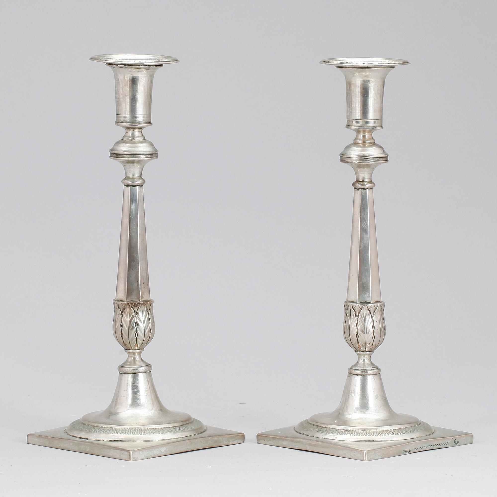 LJUSSTAKAR, ett par, silver, empire, möjligen Österrike-Ungern, 1800-talets första hälft. Tot vikt ca 628 gram.