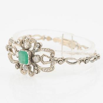 Bracelet in silver with a faceted emerald and rose-cut diamonds.