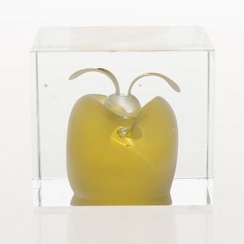 OIVA TOIKKA, AN ANNUAL CUBE, glass, signed Oiva Toikka Nuutajärvi 1989, numbered 27/2000.