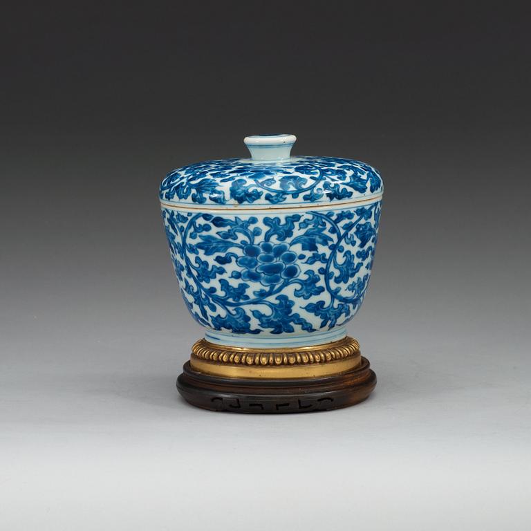 A blue and white bowl with cover, Qing dynasty, Kangxi (1662-1722).