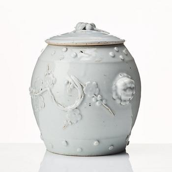 Burk med lock, porslin. Qing dynastin, Kangxi (1662-1722).