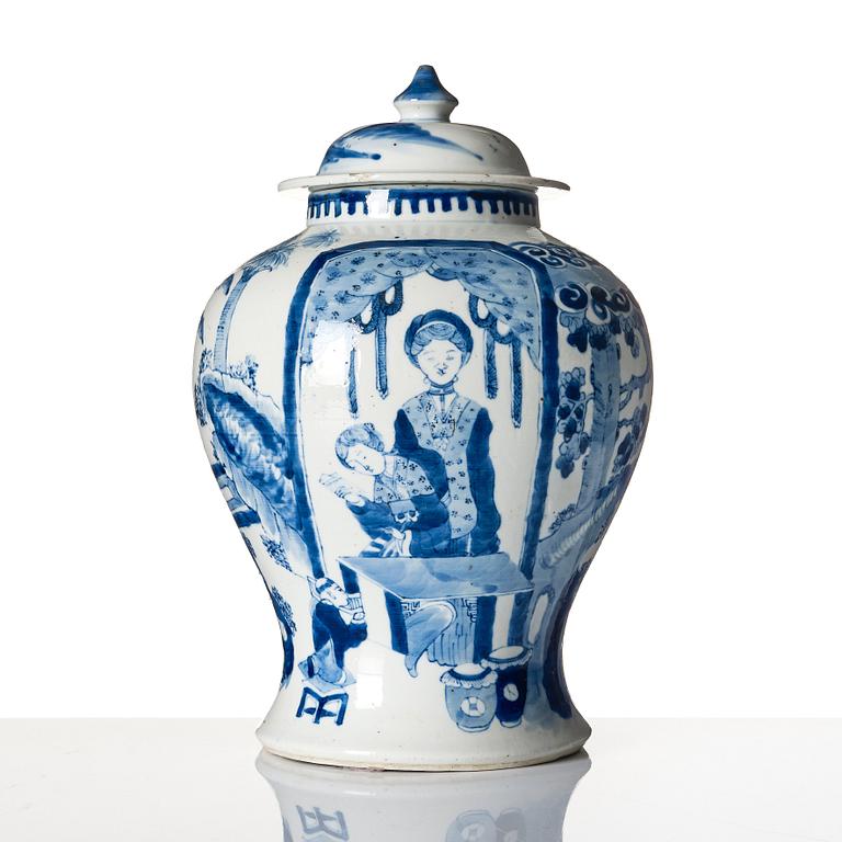 Urna med lock, porslin. Qingdynastin, 1800-tal.