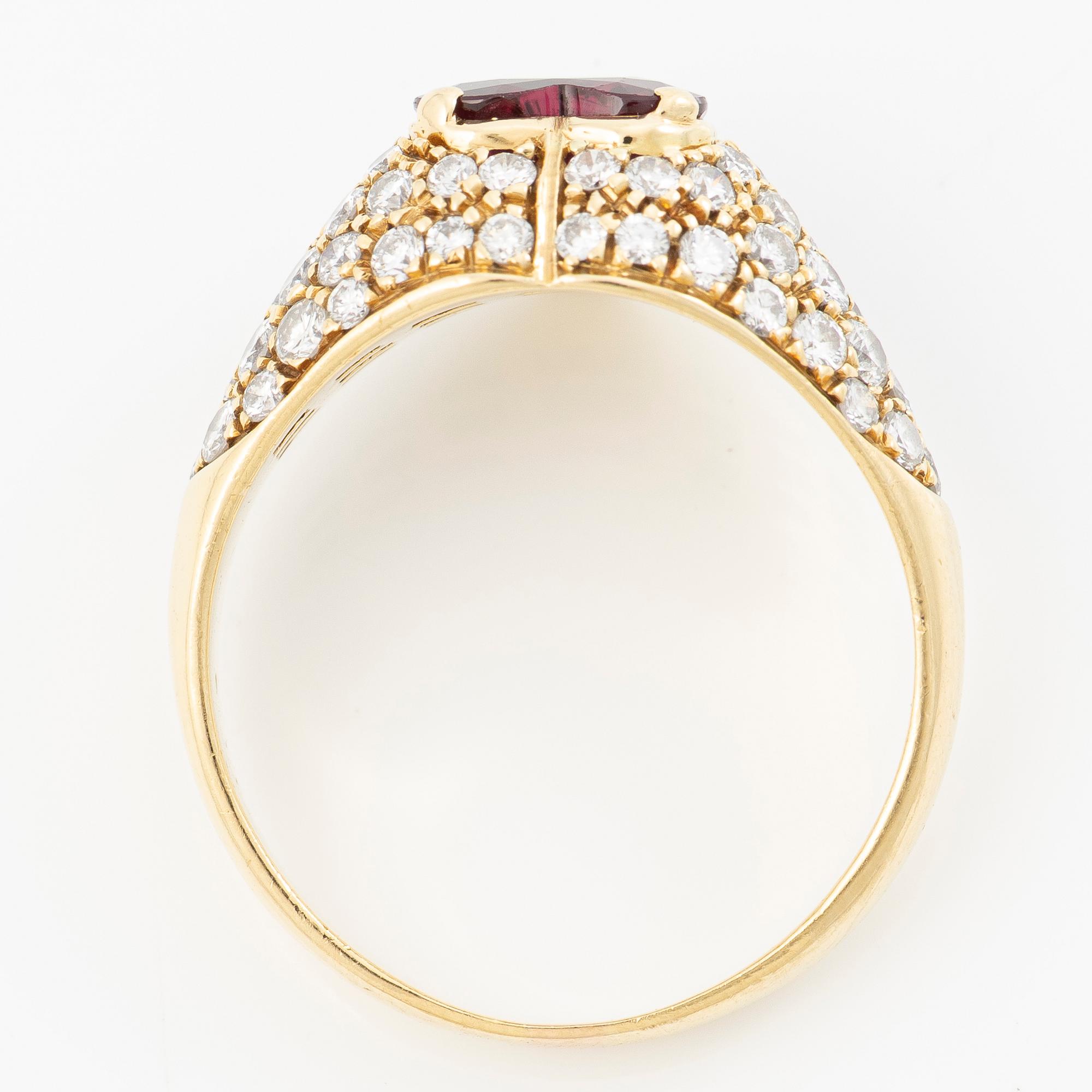 Ring, 18K gold with a heart-shaped ruby and brilliant-cut diamonds.