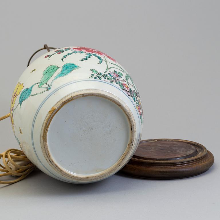 A Chinese Export porcelain jar converted to a table lamp decorated in famille rose. Qing dynasty, 19th century.