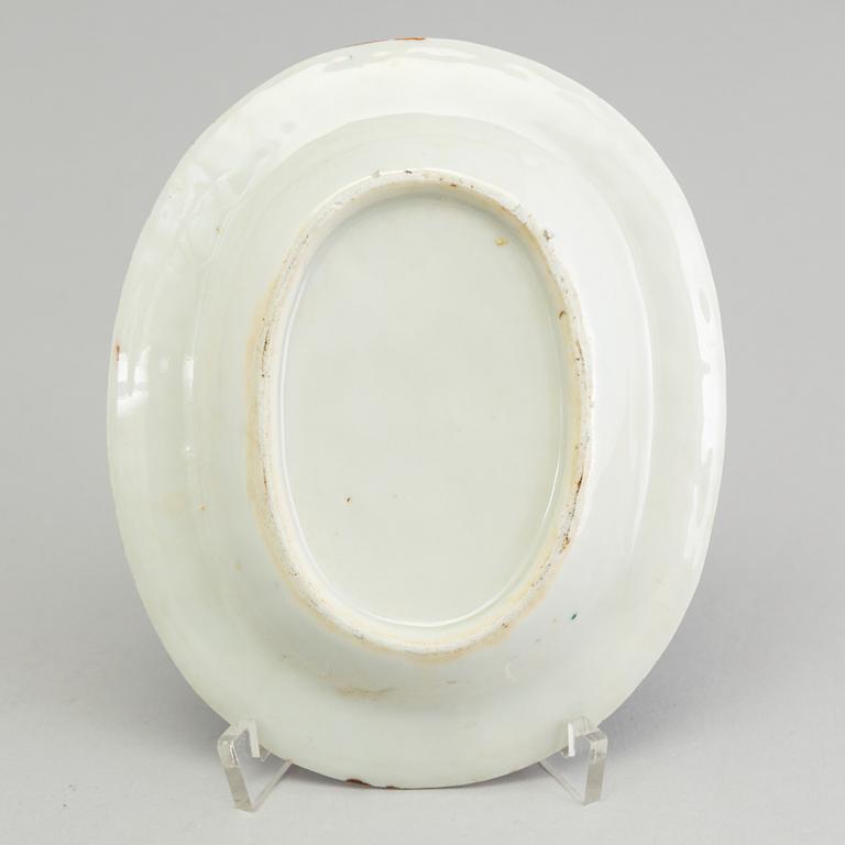 A large DISH and three Chinese export porcelain small plates, 18th-19th century.