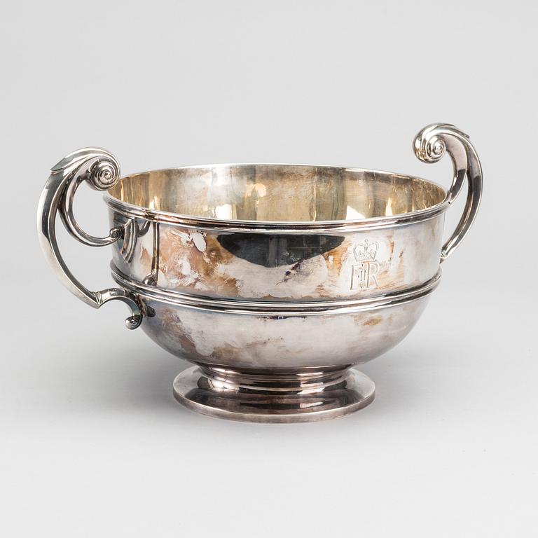 An English early 20th century silver bowl, mark of G & S Co Ltd London 1901.