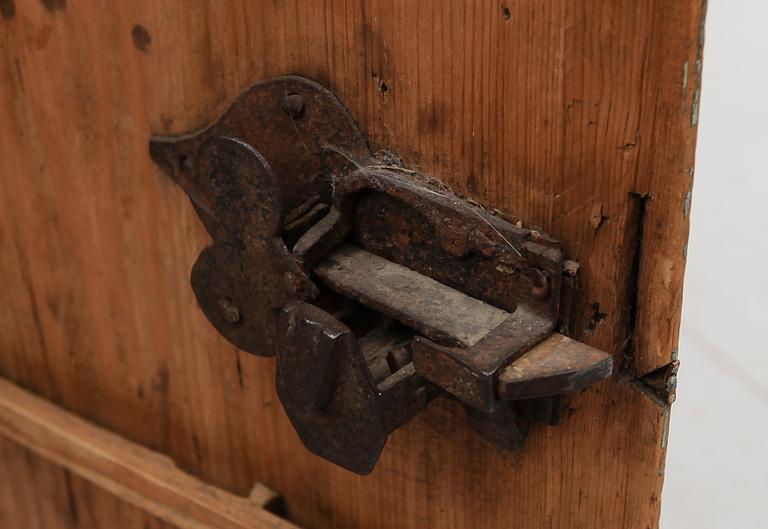 HÖRNSKÅP, allmoge, 1700-tal.