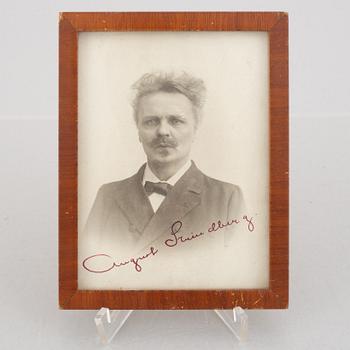 Lina Jonn, porträttfotografi av August Strindberg med författarens egenhändiga signatur.