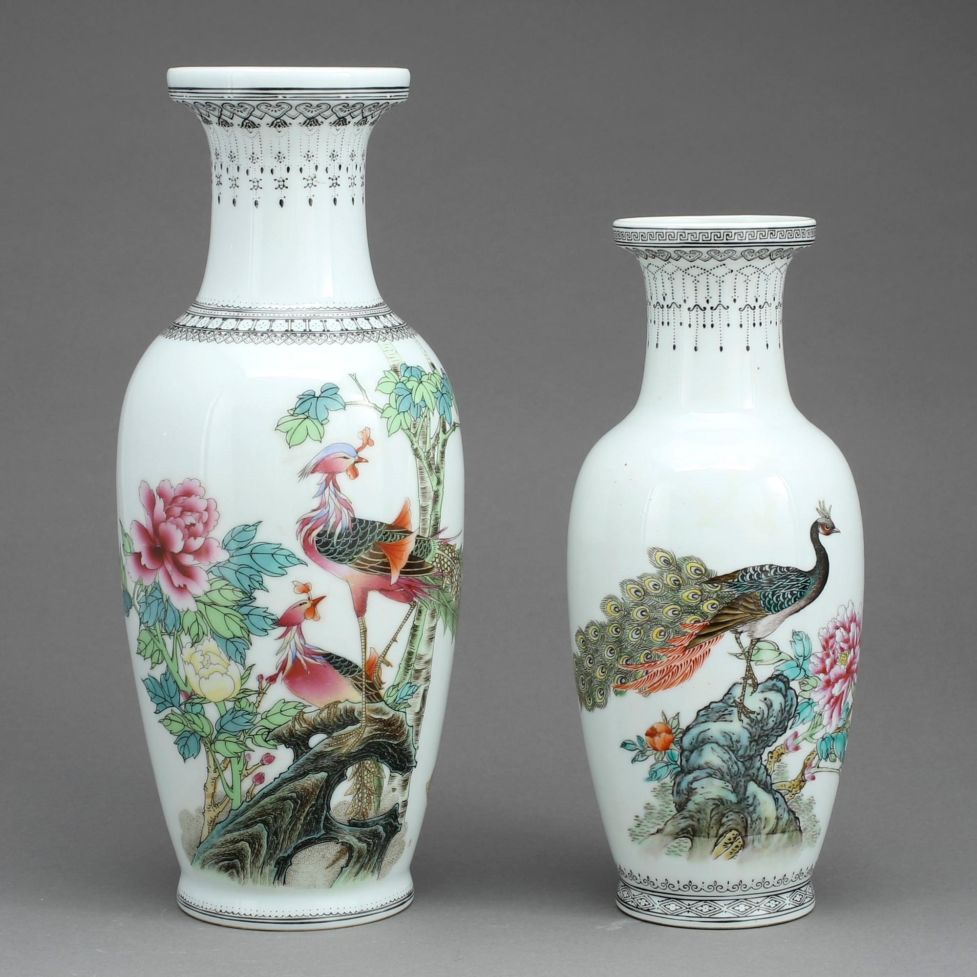 URNOR, 2 st, porslin, Kina, 1800-tal samt modern tillverkning.