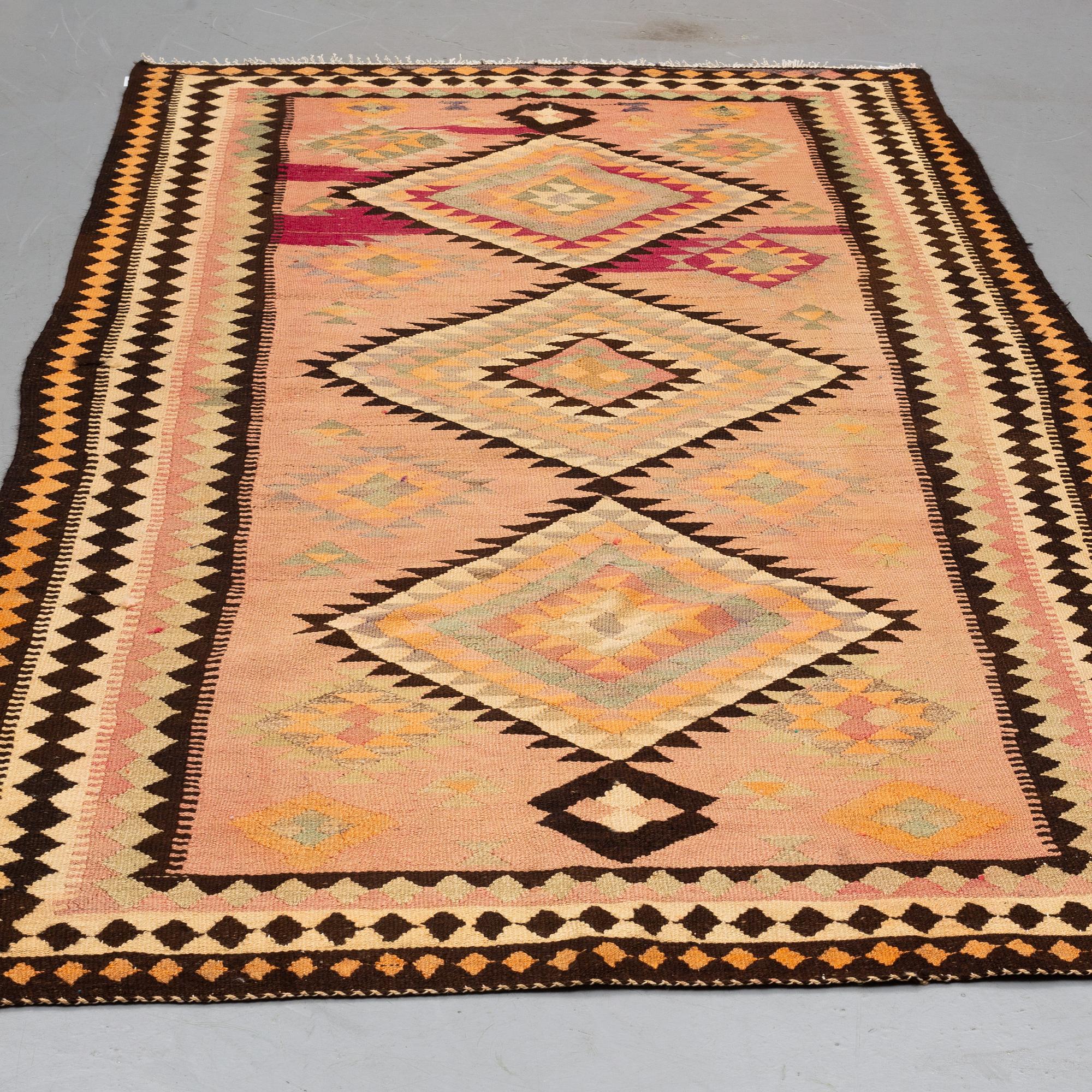 A RUG, kilim 279 x 176 cm.