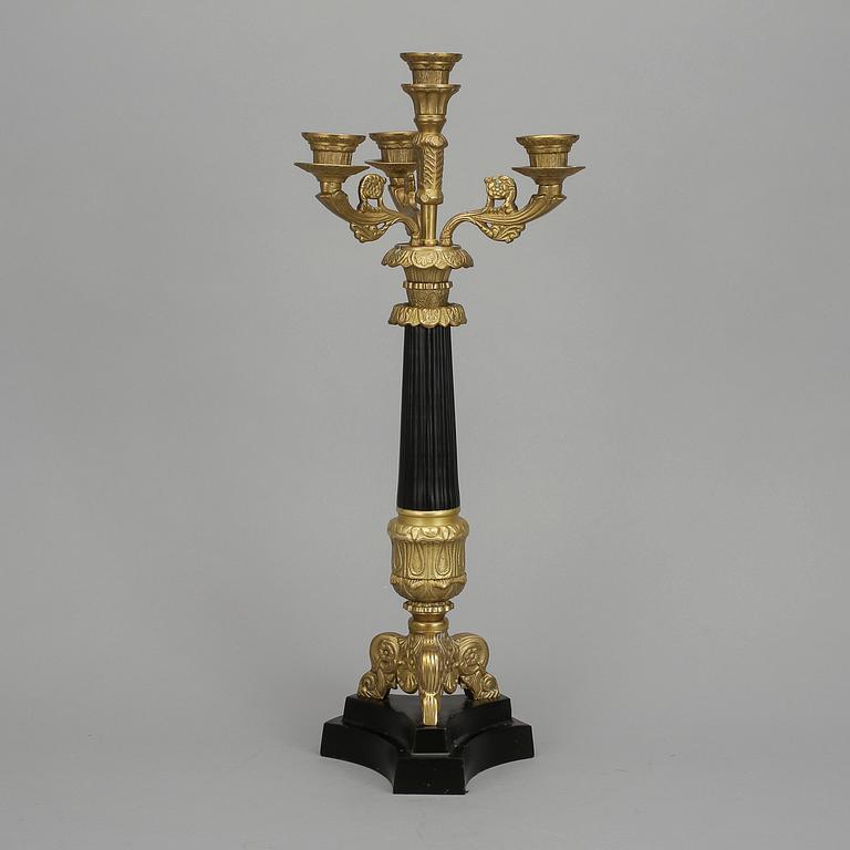 KANDELABER, 1900-tal/2000-tal. Empirestil. Bemålad metall och mässing.