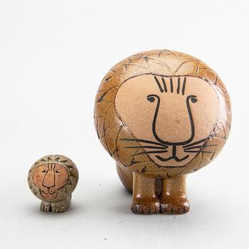 LISA LARSON, 3 pcs, 2 lions and 1 wall relief, Gustavsberg, second half of the 20th century.