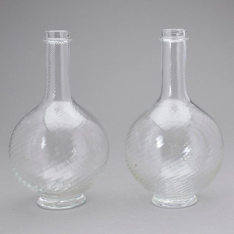 KARAFFER, ett par, glas, tidigt 1800-tal/1800-talets första hälft.