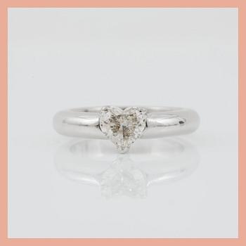 1202. RING med hjärtslipad diamant 0.85 ct. Kvalitet ca F/VS2 enligt certifikat från DPL.