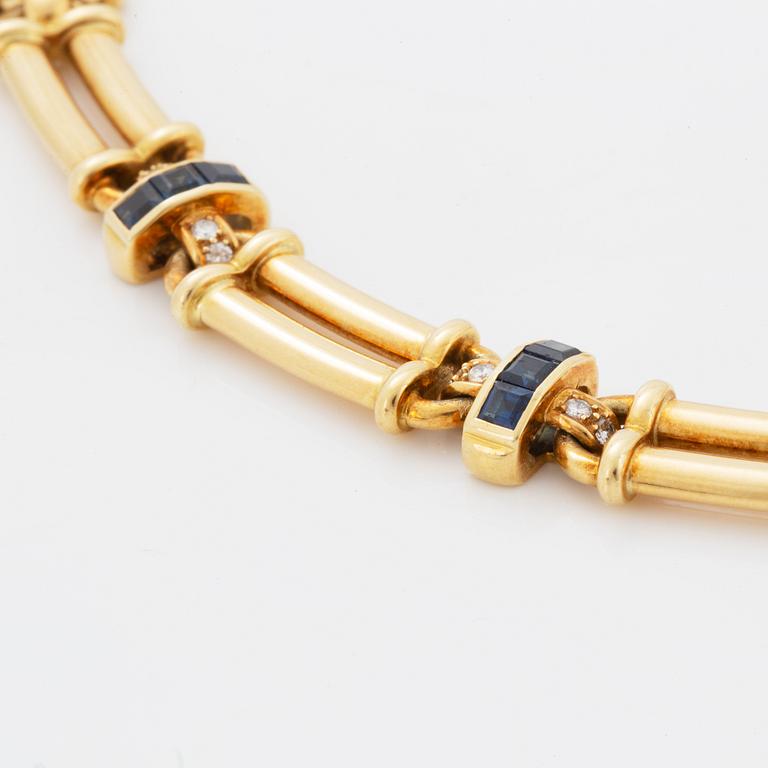 Collier, 18K guld med briljantslipade diamanter och safirer.