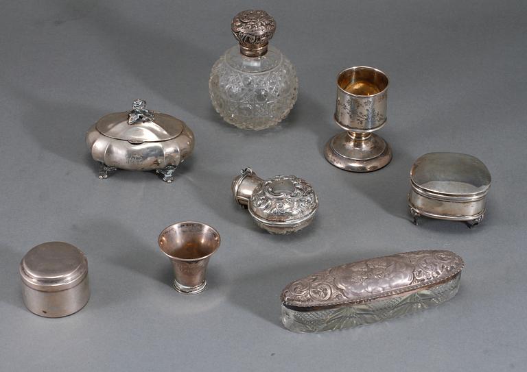 PARTI SILVER, 8 delar, mestadels England och Sverige, 1900-tal, vikt exklusive glas samt fylld del ca 300 g.