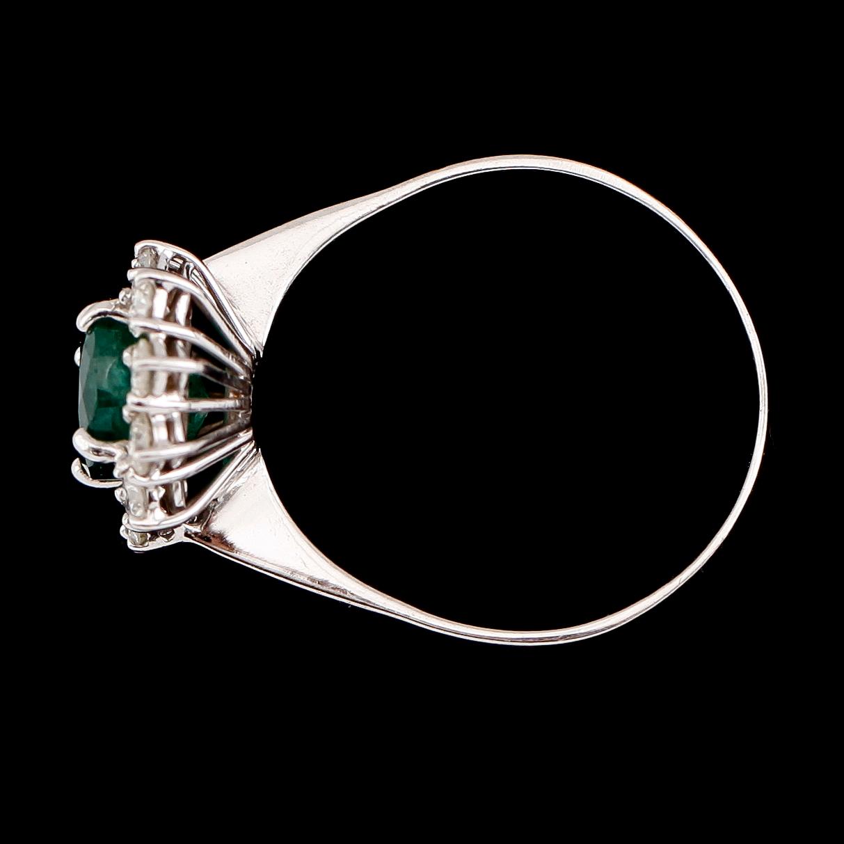 RING, 18 k vitguld, smaragd och briljantslipade diamanter. Vikt 4,5 g.