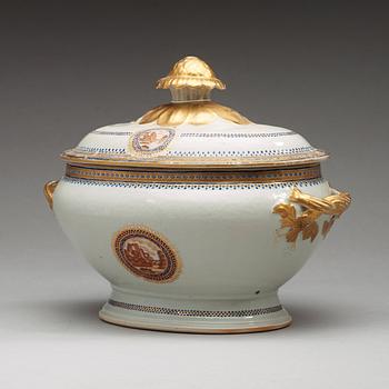 An enamelled tureen with cover, Qing dynasty, Jiaqing (1796-1820).