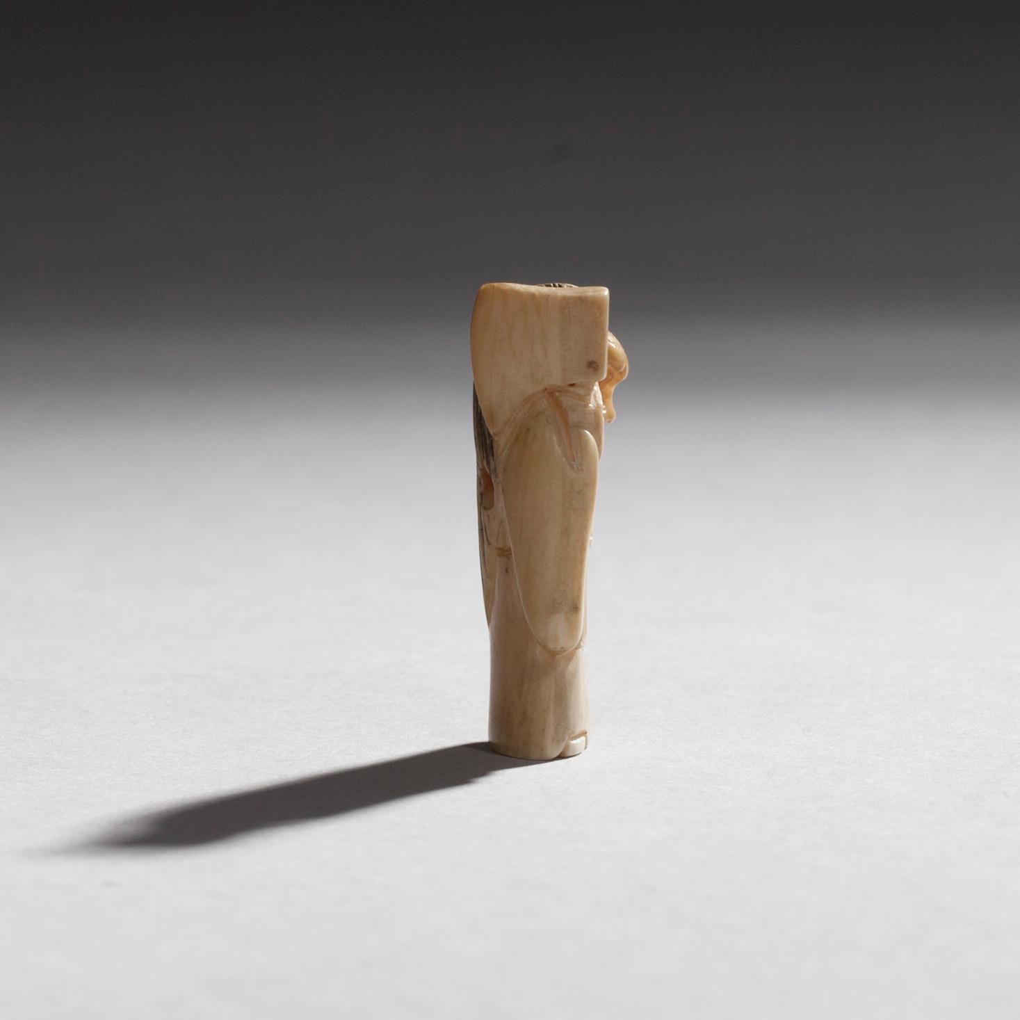 NETSUKE, ben, signerad, Japan möjligen 1700-tal.