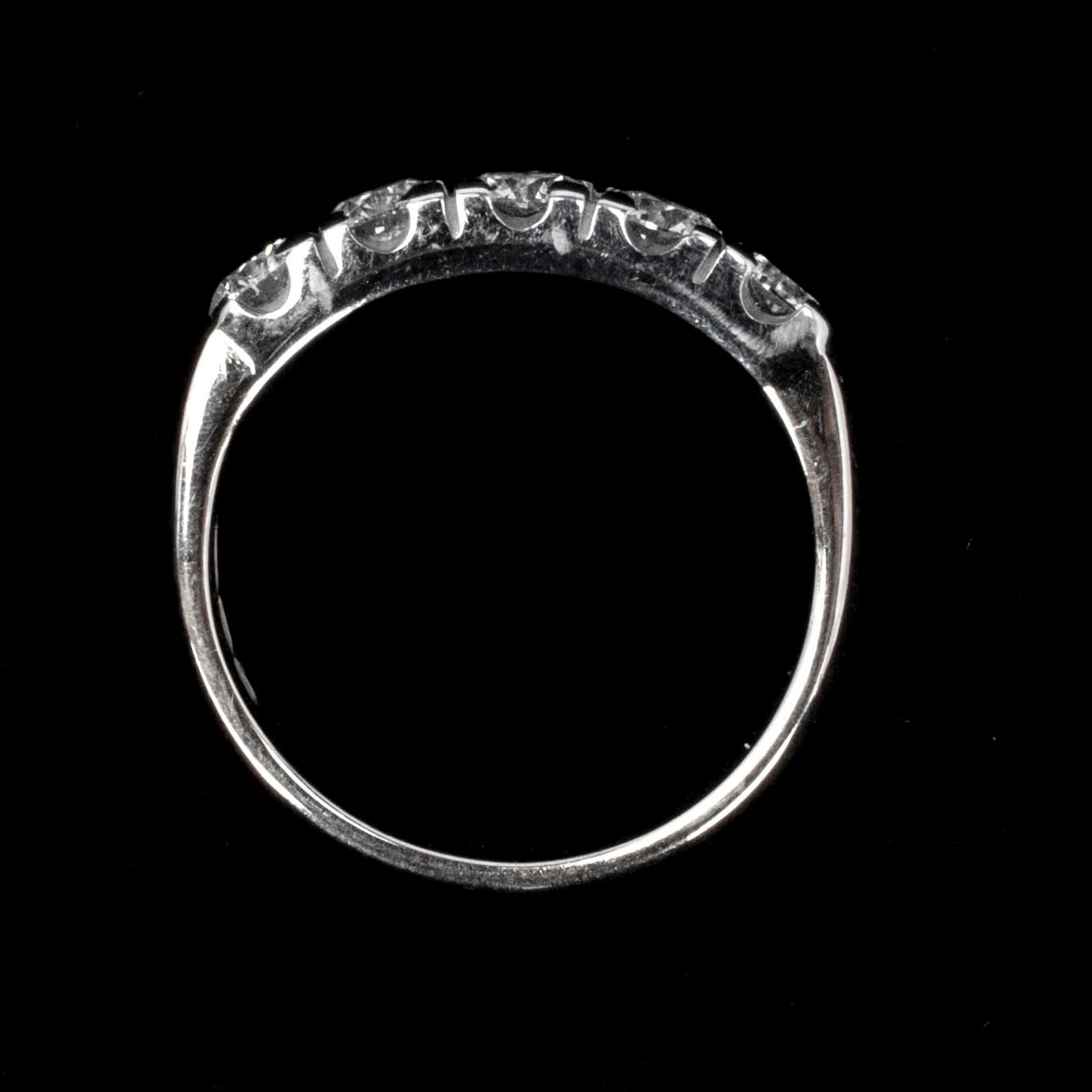 RING, 14K guld. 5 briljantslipade diamanter, 1.00 ct. Vikt 3,9 g.