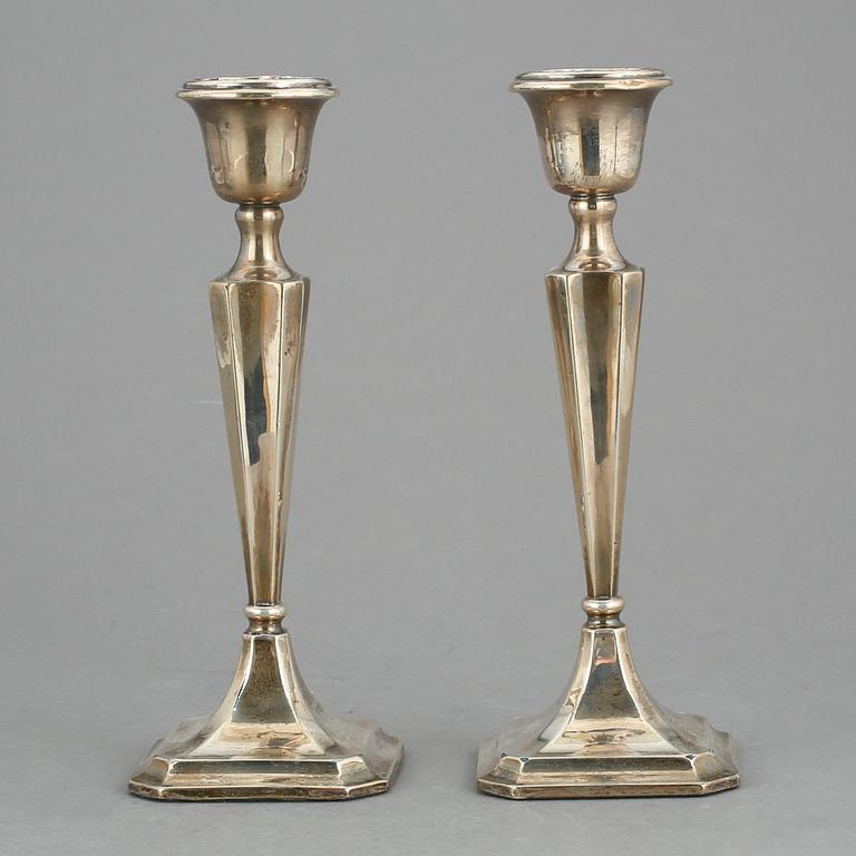 LJUSSTAKAR, ett par, silver, Chester, England, 1914.