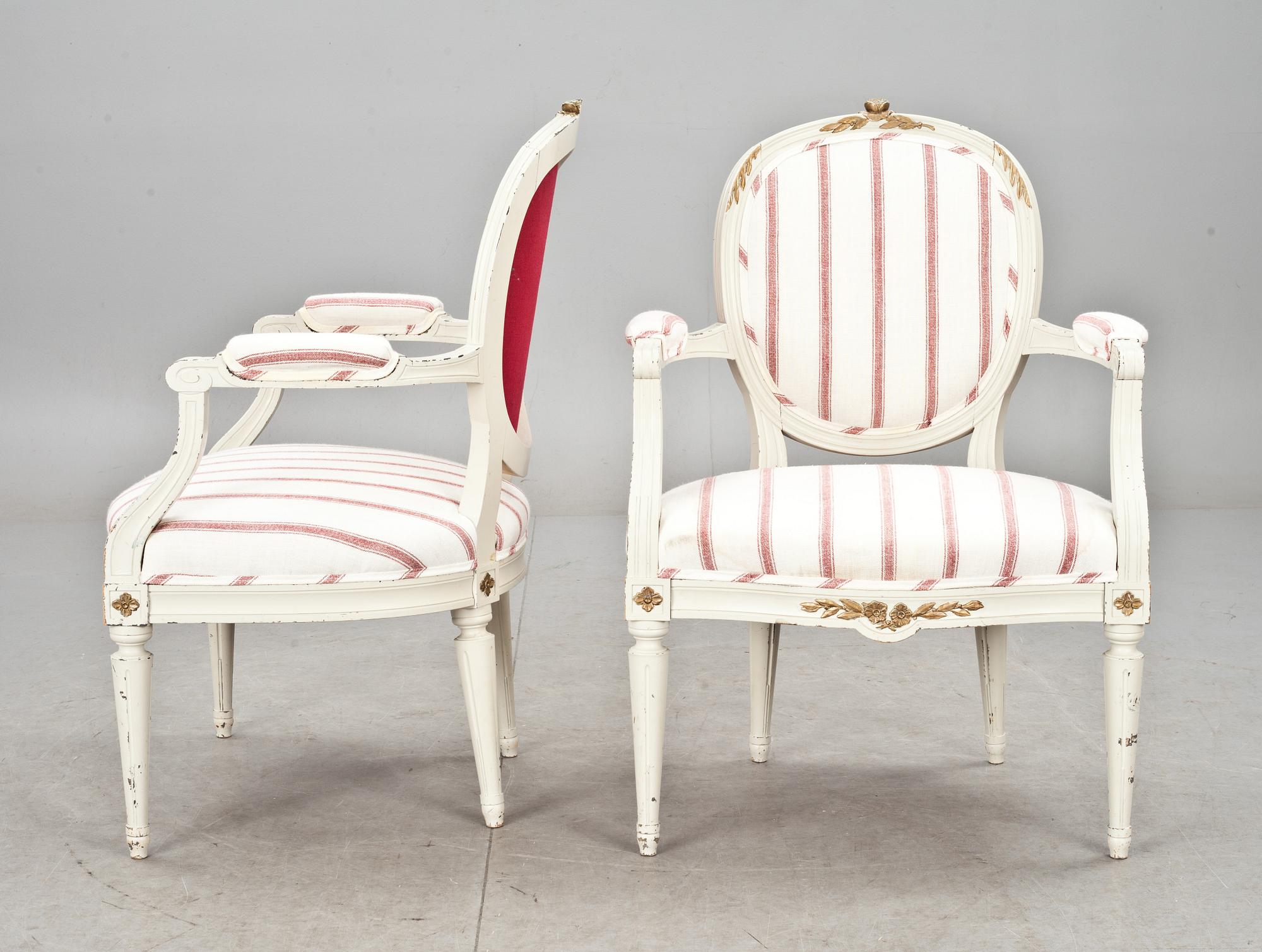 KARMSTOLAR, ett par, gustaviansk stil, 1900-talets första hälft.