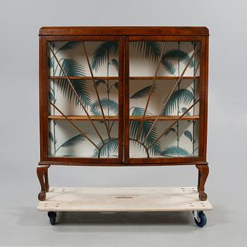 VITRINSKÅP, 1900-talets första hälft.