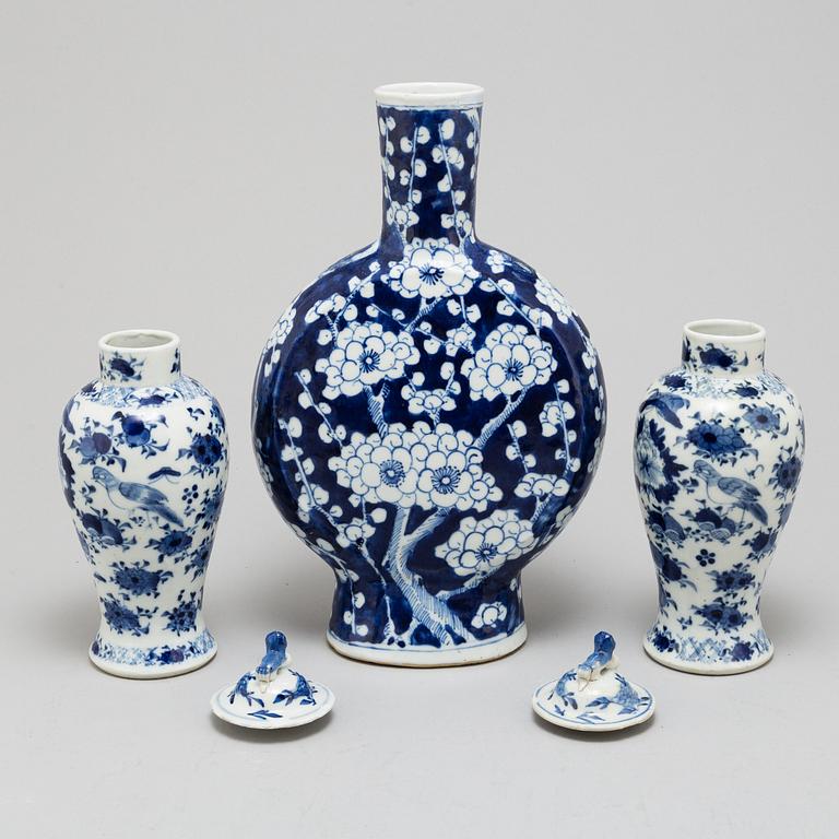 Three (2+1) blue and white porcelain vases, Qing dynasty, late 19th century.