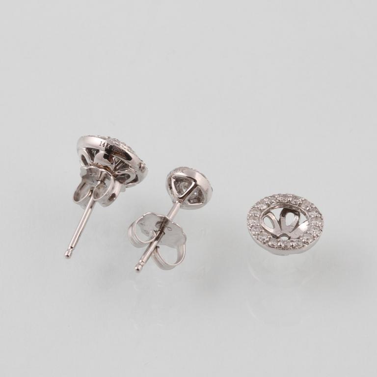 ÖRHÄNGEN, 14K vitguld med briljantslipade diamanter ca 0.66 ct. Vikt 2,3 gram.