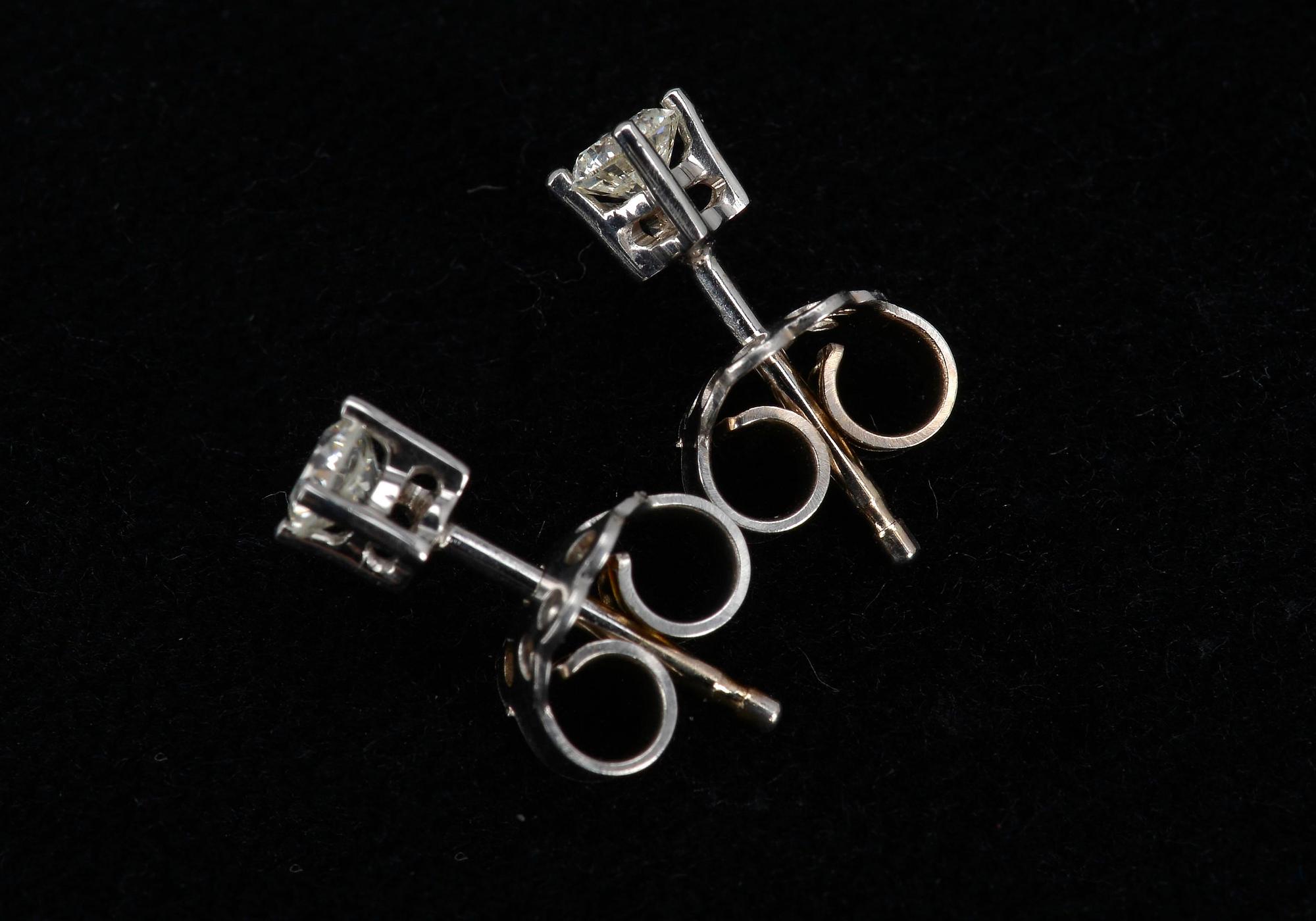 KORVAKORUT, valkokultaa 18K ja briljanttihiontaisia timantteja yht. 0,36 ct. J/VS-SI. Paino 1,4 g. Todistus.