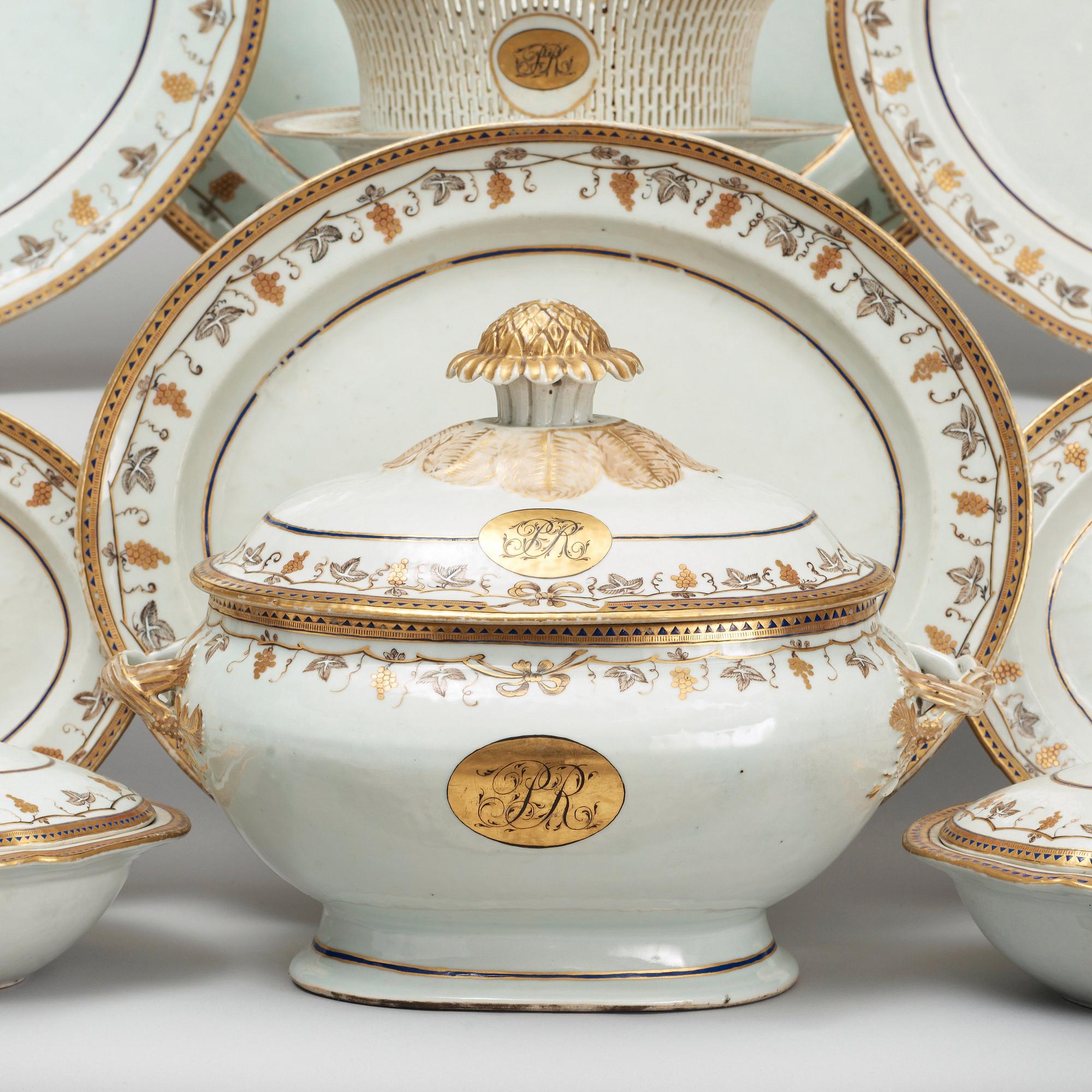 An enamelled and gold dinner service 65 pieces, Qing dynasty, Jiaqing (1796-1820).