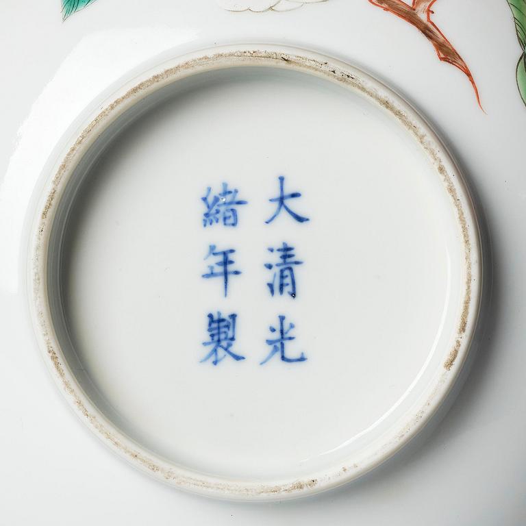Skål, porslin. Qingdynastin, med Guangxus märke och tid (1875-1908).