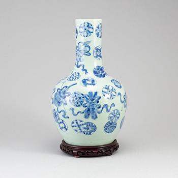 A blue and white tianqiuping vase, Qing dynasty, late 19th/early 20th century.