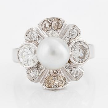 Ring, 18K white gold with a pearl and brilliant-cut and old-cut diamonds.