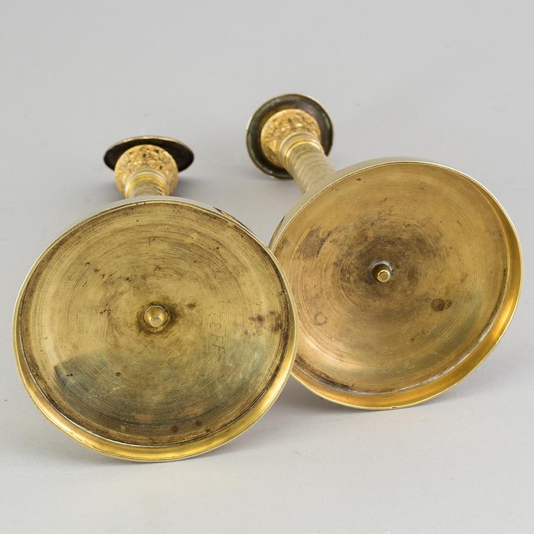 LJUSSTAKAR, ett par, förgylld brons, empire, 1800-talets första hälft.