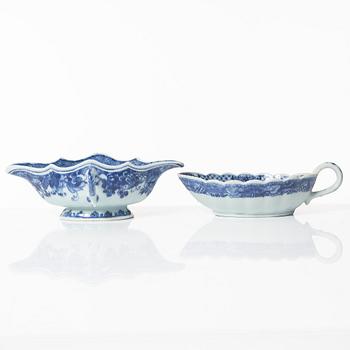 A Chinese blue and white export porcelain sauce boat and a sauce bowl, Qing dynasty, Qianlong (1736-95).