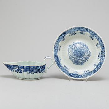 A blue and white dish and sauce boat, Qing dynasty, Qianlong (1736-95).