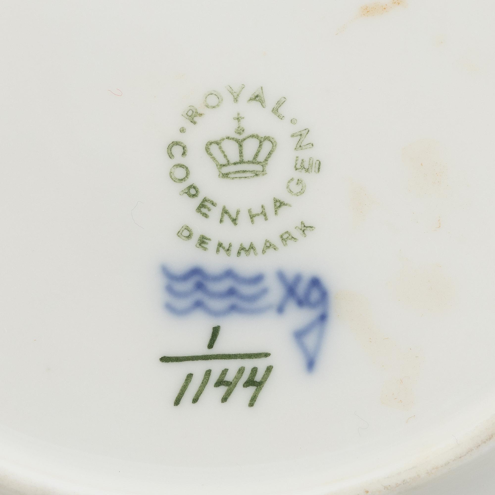 Assietter, fem stycken, porslin, "Musselmalet helblond", modell 1144, Royal Copenhagen, Danmark, 1900-tal.