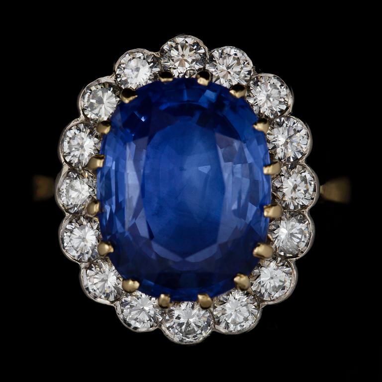RING, fasettslipad blå safir, 7.66 ct, med briljantslipade diamanter, tot. ca 1.30 ct.