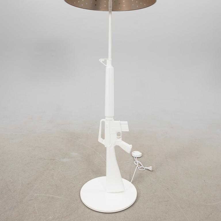 Philippe Starck, golvlampa, "Lounge Gun M 16", Flos, formgiven 2005.