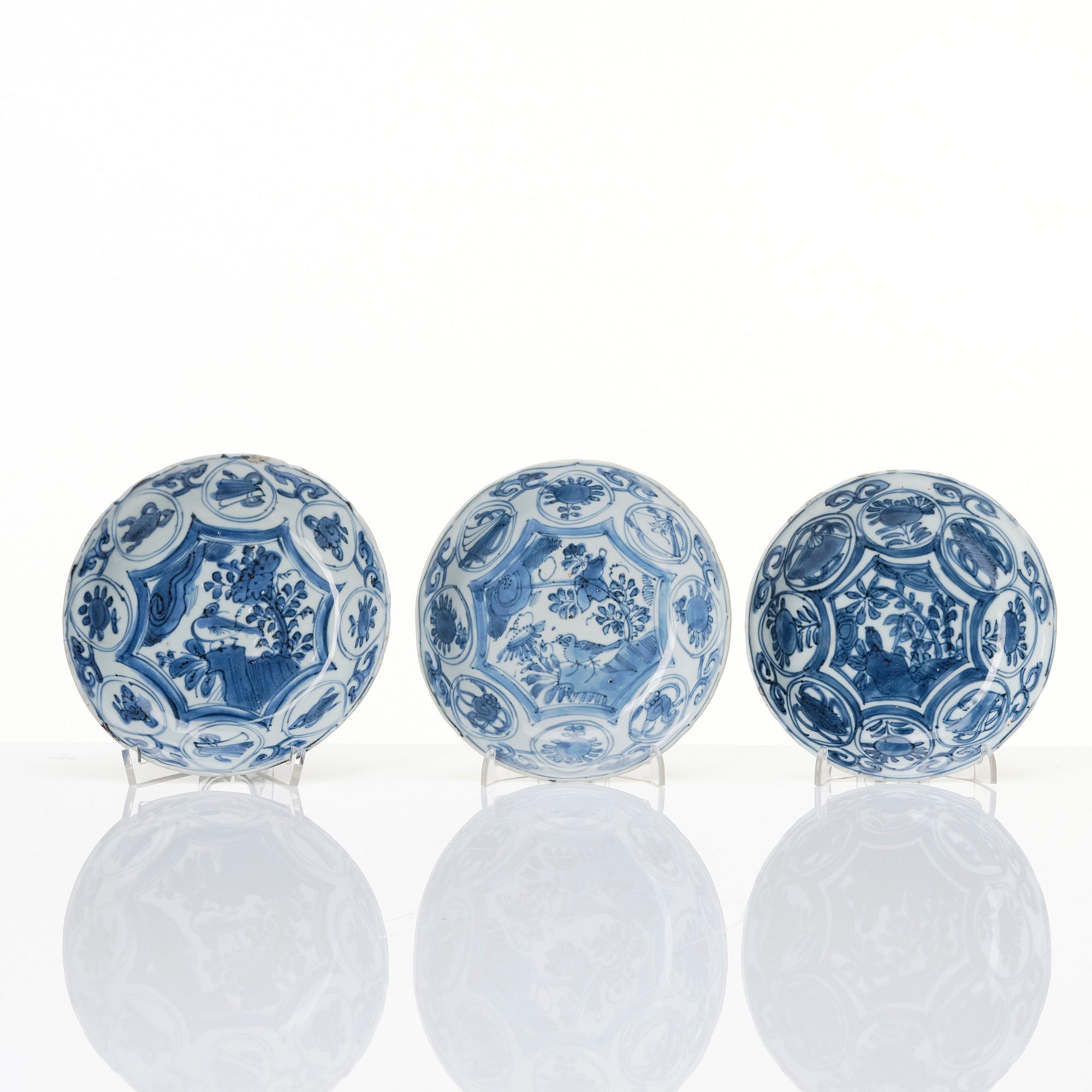 A group of 12 blue and white dishes, Ming dynasty, Wanli (1572-1620).