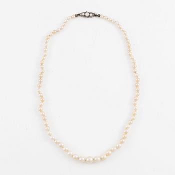 Pearl necklace, with graduated cultured pearls, clasp in gold set with brilliant-cut diamonds and a pearl.