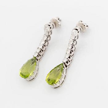 Ett par örhängen 18K vitguld med fasettslipade peridoter och runda briljantslipade diamanter.