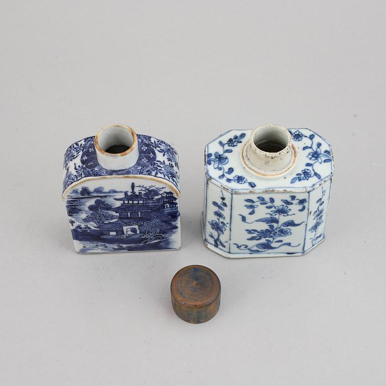 Two blue and white export porcelain tea caddies, Qing dynasty, 18th century.