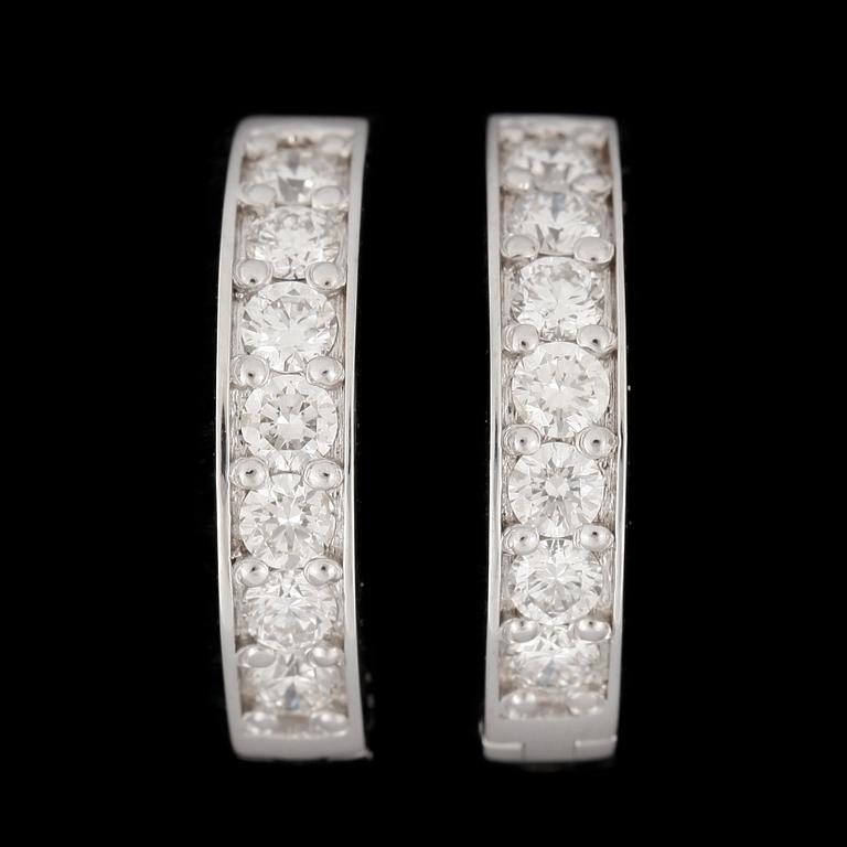 ÖRHÄNGEN, ett par, 14k vitguld med diamanter tot 0,62ct. Vikt ca 4,14 gram.