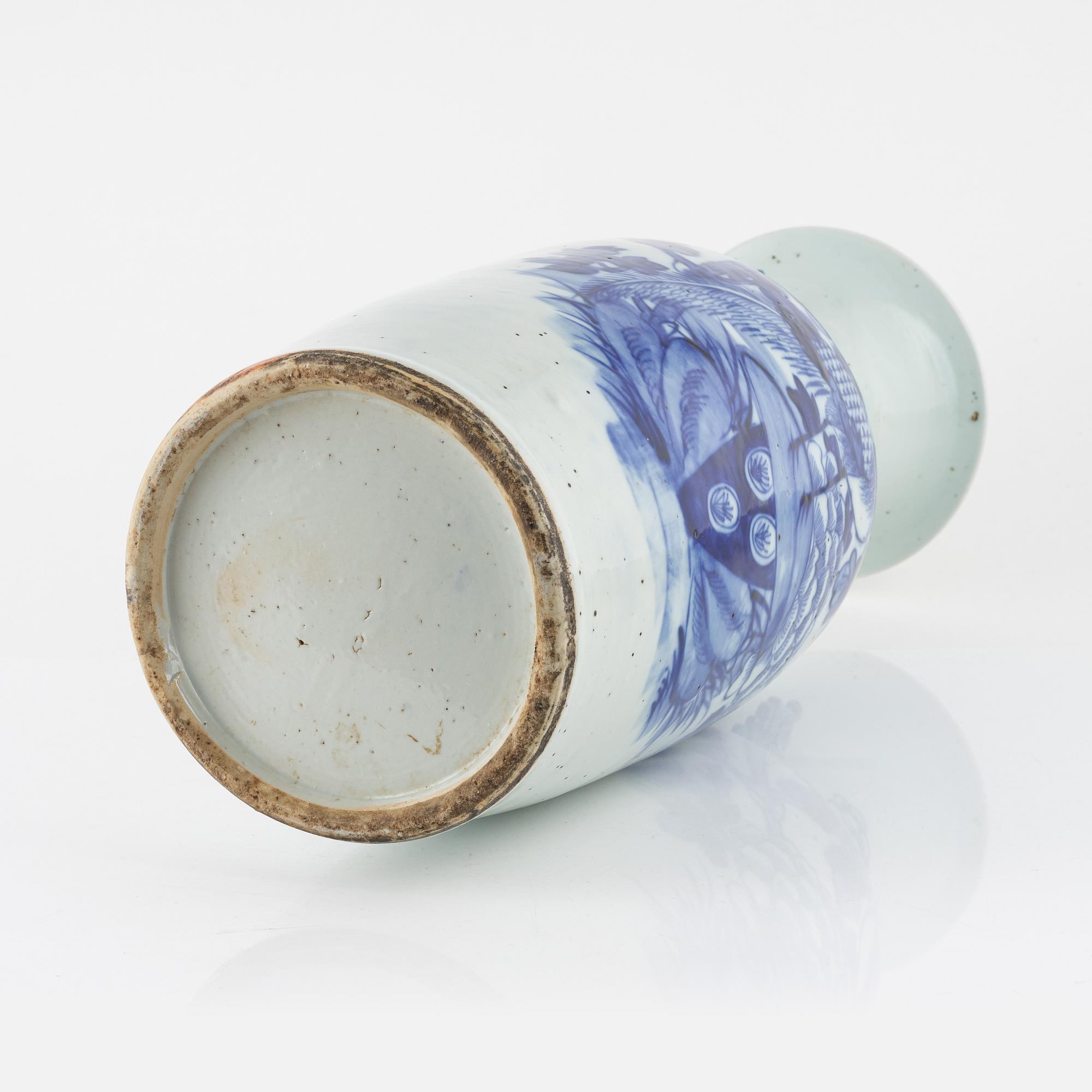 A blue and white porcelain vase, China, late Qing dyansty, late 1800's.