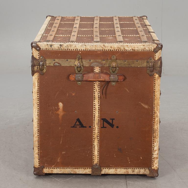 KOFFERT, 1900-talets första hälft.