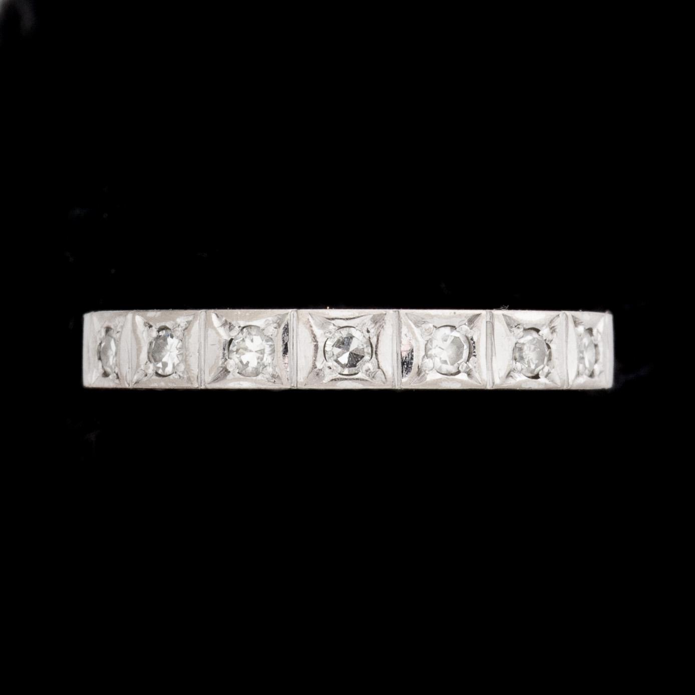 RING, 18K vitguld med åttkantslipade diamanter. Totalt c:a 0,07ct. Vikt ca 2,5g.