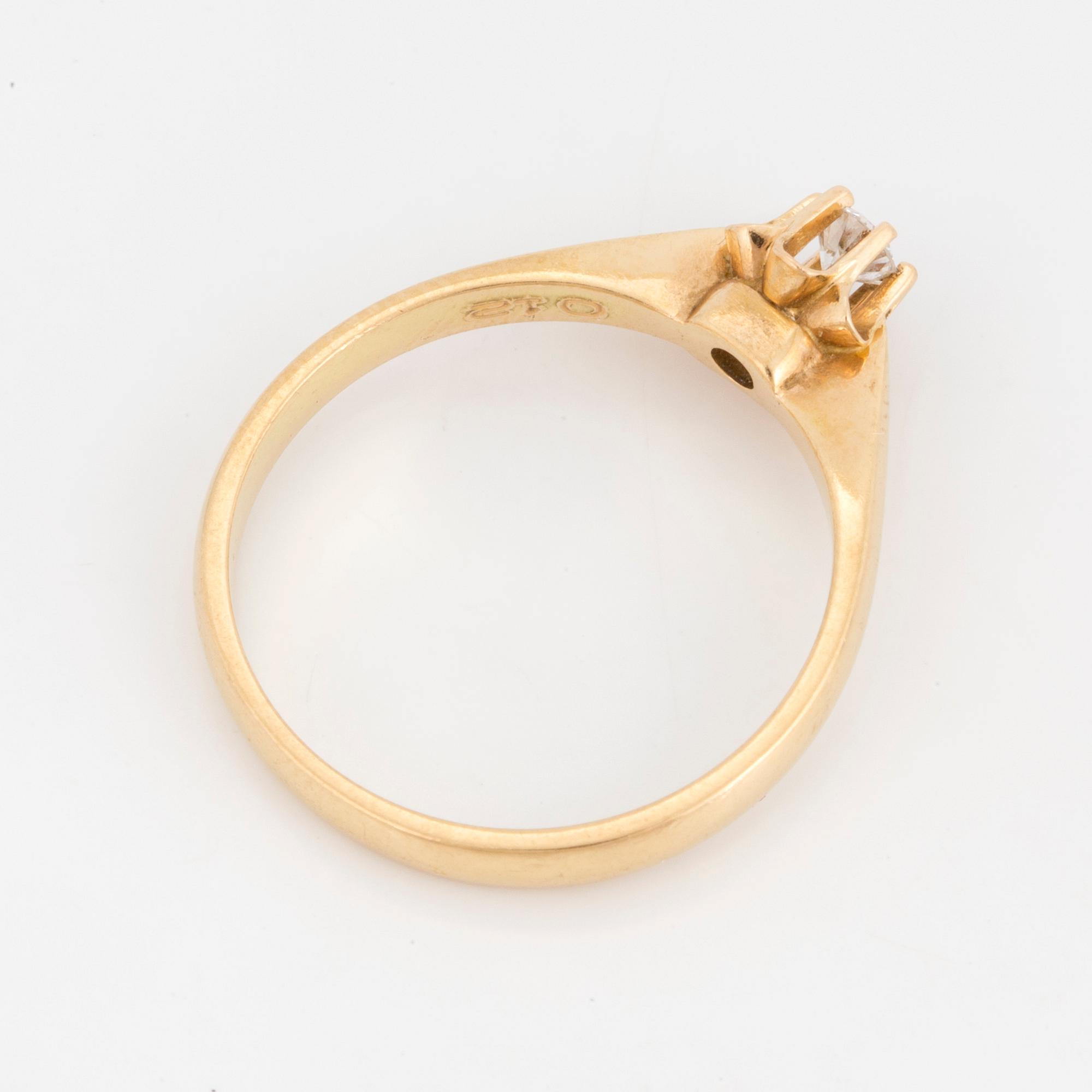 RING, med briljantslipad diamant.